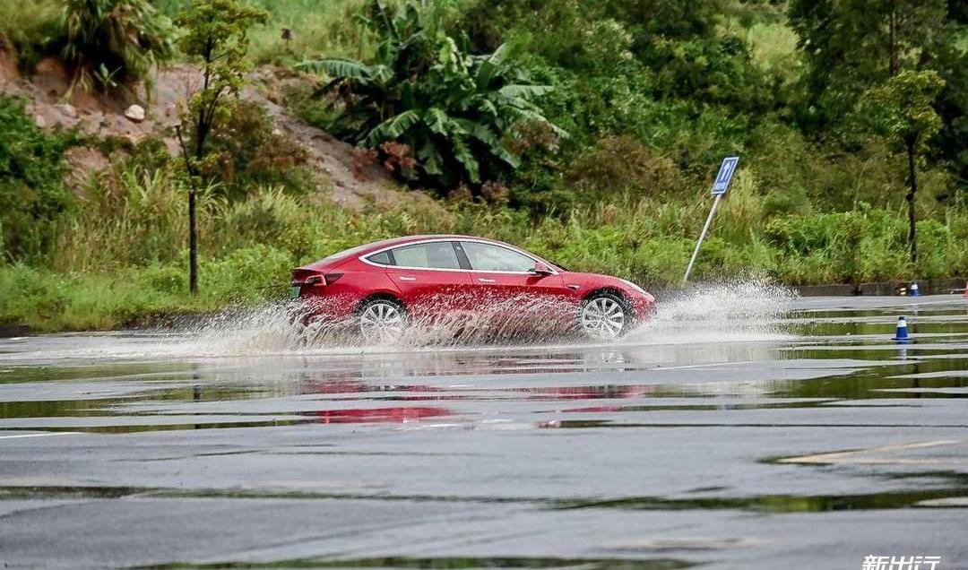 Tesla, Model 3, BMW, Discovery, Mercedes-Benz