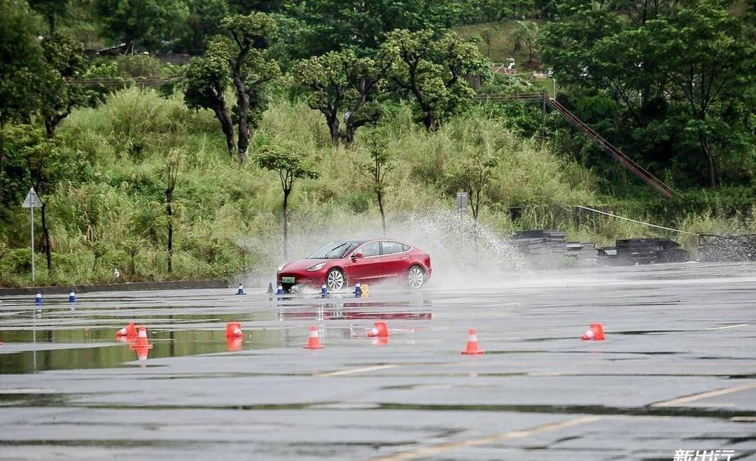 Tesla, Model 3, BMW, Discovery, Mercedes-Benz