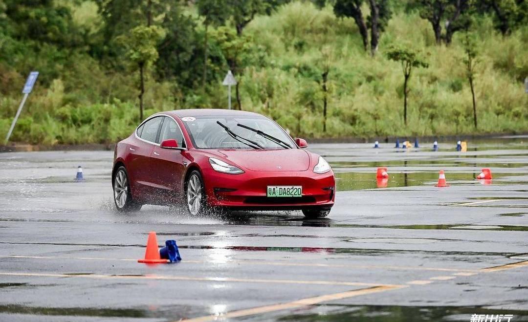 Tesla, Model 3, BMW, Discovery, Mercedes-Benz