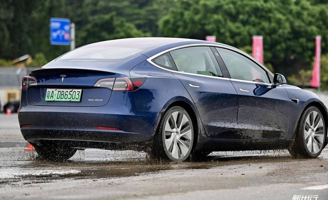 Tesla, Model 3, BMW, Discovery, Mercedes-Benz