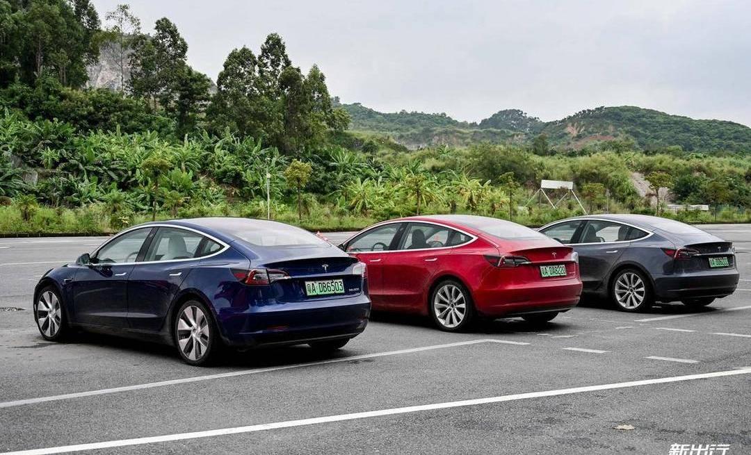 Tesla, Model 3, BMW, Discovery, Mercedes-Benz