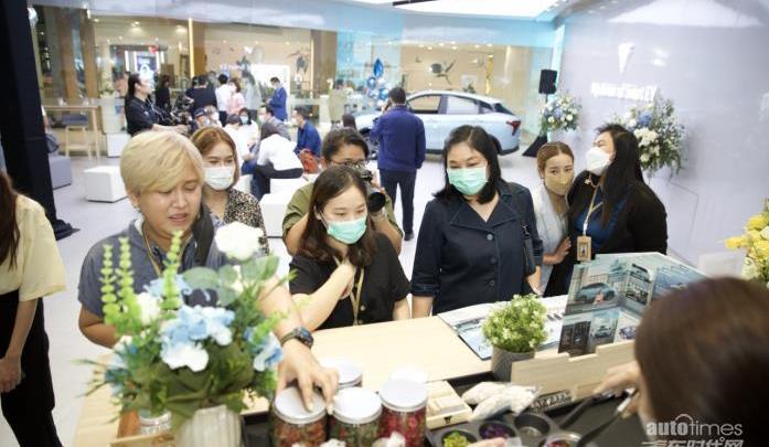 哪吒汽車,曼,哪吒V